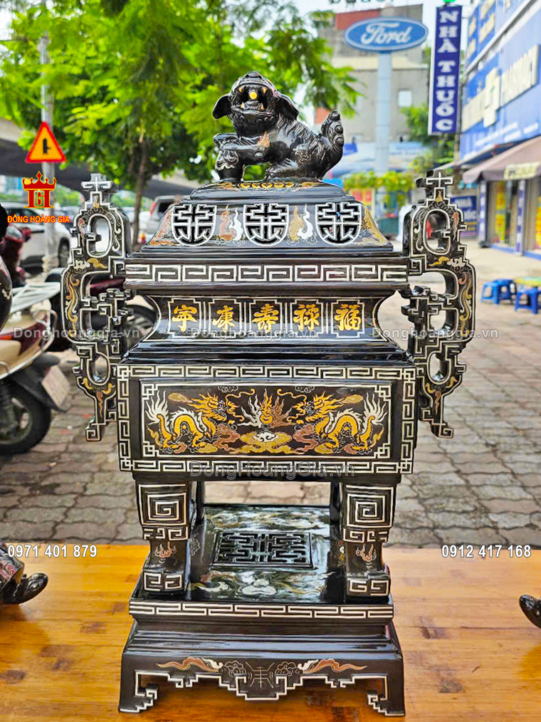 Từng đường nét trên sản phẩm được nghệ nhân chạm khắc tỉ mỉ và tinh xảo